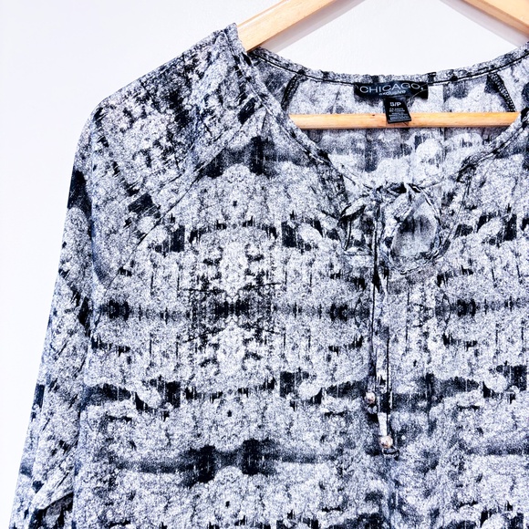 CHICAGO EXCLUSIVE Flowy black and white top - Picture 3 of 8